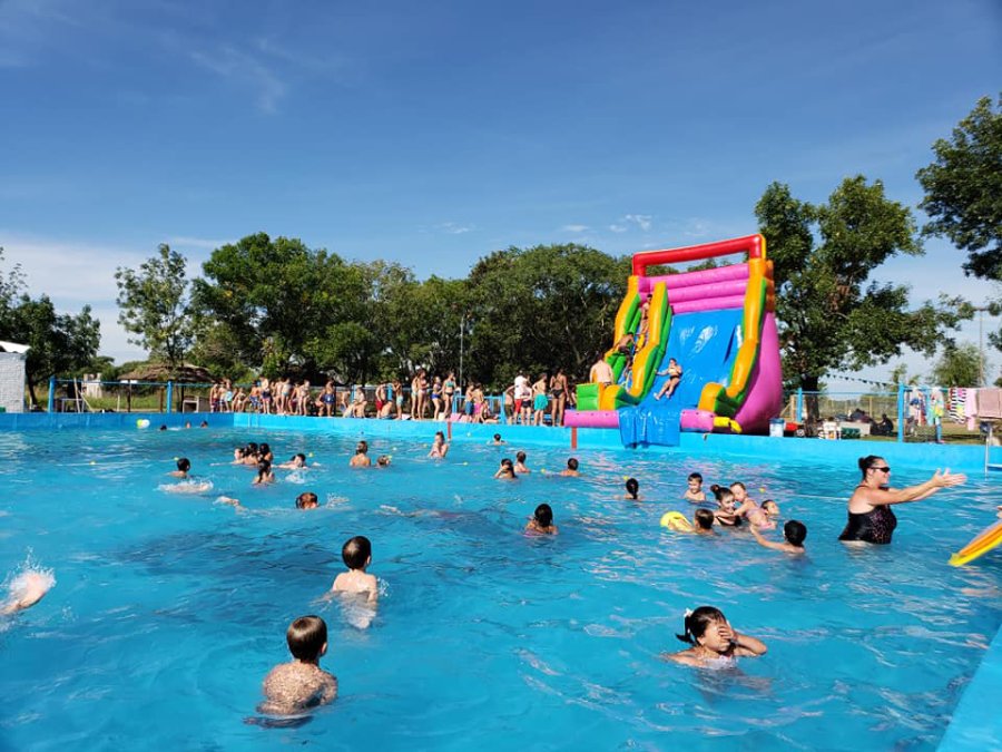 FOTO PRENSA COMUNA// FIESTA DEL AGUA./ Con un maravilloso festival se puso fin a las actividades de la Colonia de Verano. VISITA./ El supervisor de la Región III estuvo en la colonia. PRIMER BEBE.// Genaro junto a sus padres y el jefe del gobierno lo
