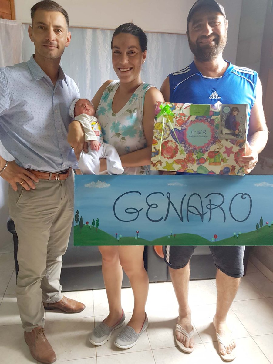 FOTO PRENSA COMUNA// FIESTA DEL AGUA./ Con un maravilloso festival se puso fin a las actividades de la Colonia de Verano. VISITA./ El supervisor de la Regi&oacute;n III estuvo en la colonia. PRIMER BEBE.// Genaro junto a sus padres y el jefe del gobierno lo