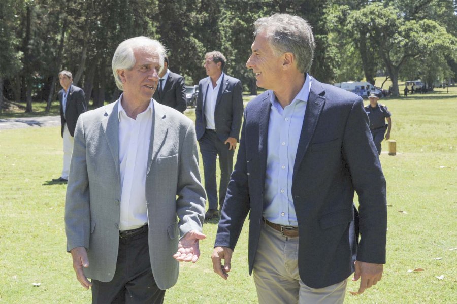 FOTO NA EN URUGUAY. Macri junto a Tabar&eacute; V&aacute;zquez.
