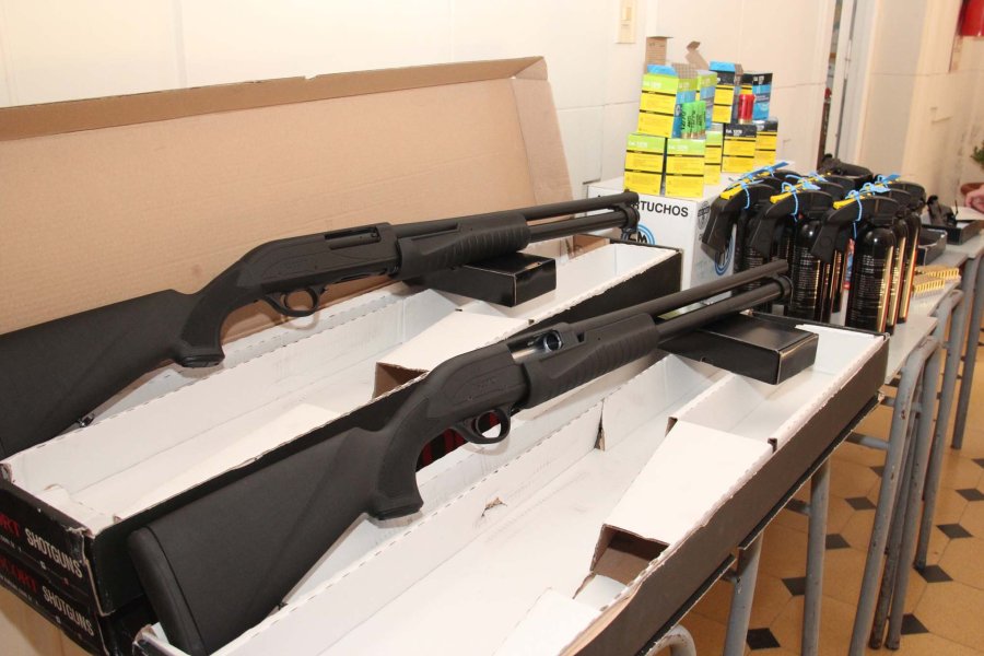 FOTO JORGE BARRERA RENOVACI&Oacute;N DE ARMAS. La provincia recibi&oacute; 5.150 pistolas nuevas que fueron distribuidas en todos los departamentos.