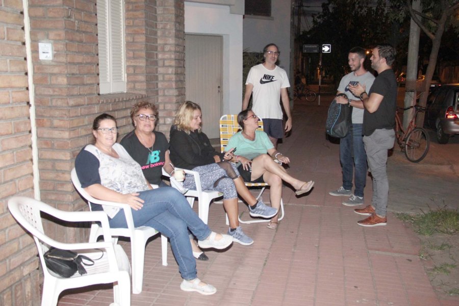 FOTO J. BARRERA A LA VEREDA. Un grupo de vecinos de barrio 9 de Julio desafi&oacute; la inseguridad.