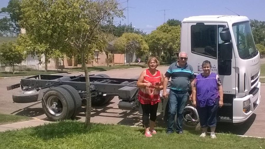 FOTO PRENSA COMUNA// CAMION./ Adolfo Valent&iacute;n Ferrero, junto a miembros de la Comisi&oacute;n Comunal y la nueva unidad.
