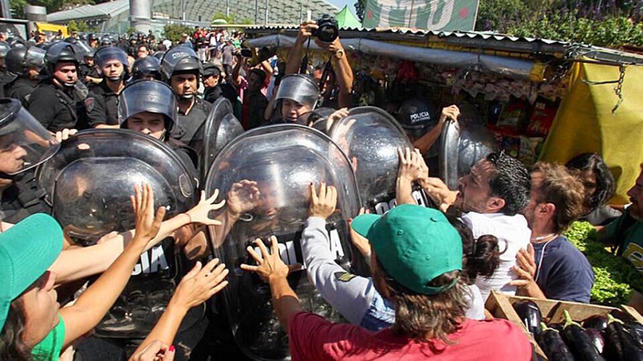 FOTO NA INCIDENTES. Entre peque&ntilde;os productores y polic&iacute;as.