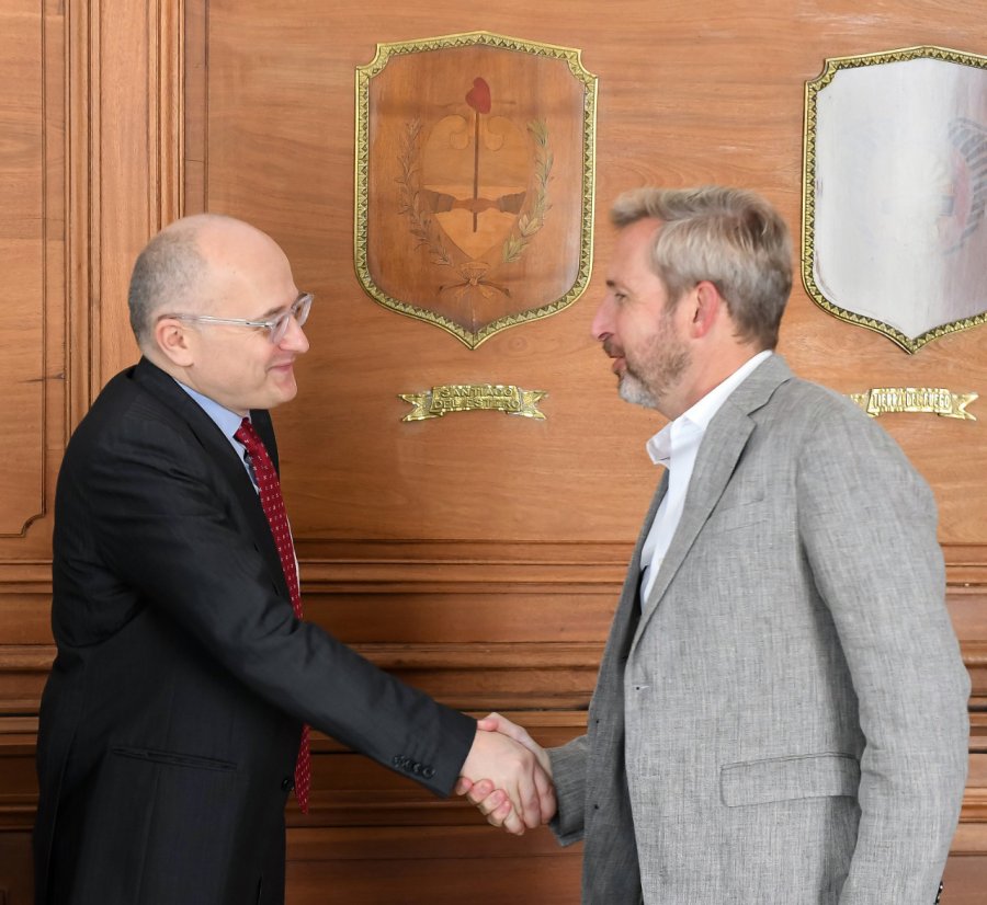 FOTO NA ENCUENTRO. Frigerio al saludar a Cardarelli, del FMI.
