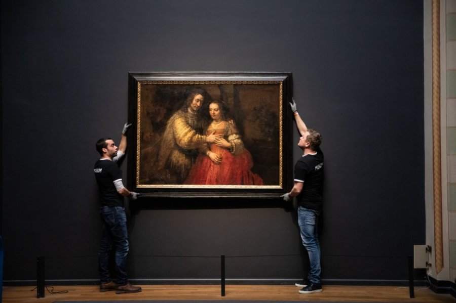 FOTO M. RIJKSMUSEUM EN AMSTERDAM. Colocaci&oacute;n de 'La novia jud&iacute;a', que forma parte de la exposici&oacute;n.