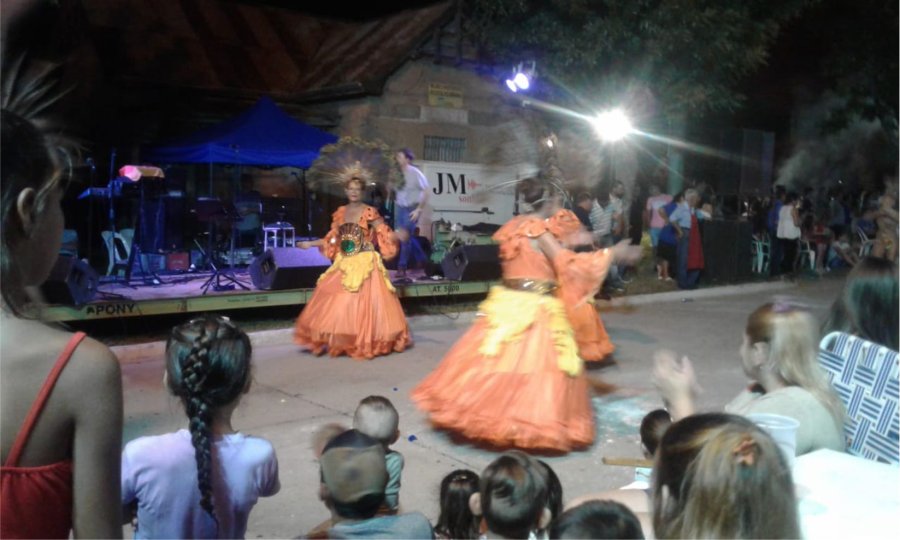FOTOS PRENSA COMUNA// COMPARSAS./ Con el cimbreante paso de sus integrantes  capturaron el aplauso del p&uacute;blico. CARNAVAL./ Un atractivo desfile llen&oacute; de ritmo, brillo y color a la Av. 25 de Mayo.