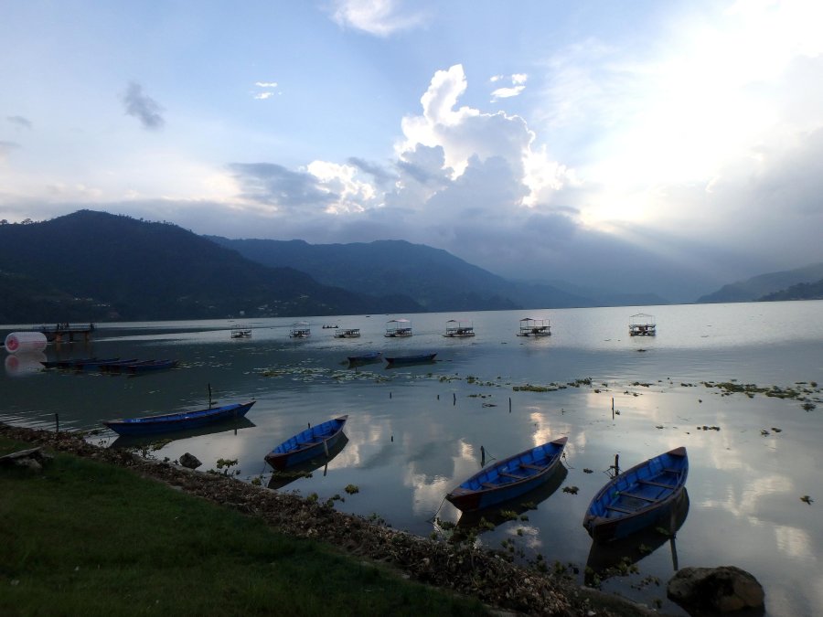 FOTOS A. VOLPATO &iexcl;QUE VISTA! Lago Phewa, magn&iacute;fico y majestuoso, el segundo m&aacute;s grande de Nepal y con bellas vistas de los macizos del Himalaya. EN BANGKOK. Gran Palacio Real, complejo de edificios que sirvi&oacute; como residencia oficial del rey desde el
