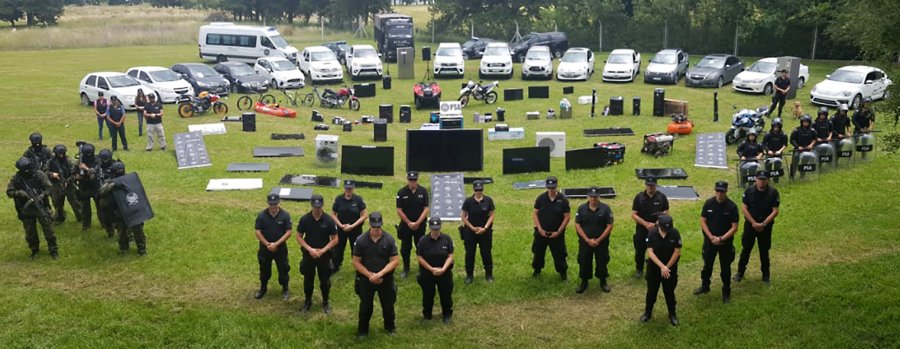 FOTO NA MATERIAL SECUESTRADO. Autos de alta gama, motos, electrodom&eacute;sticos posan junto a efectivos de seguridad.