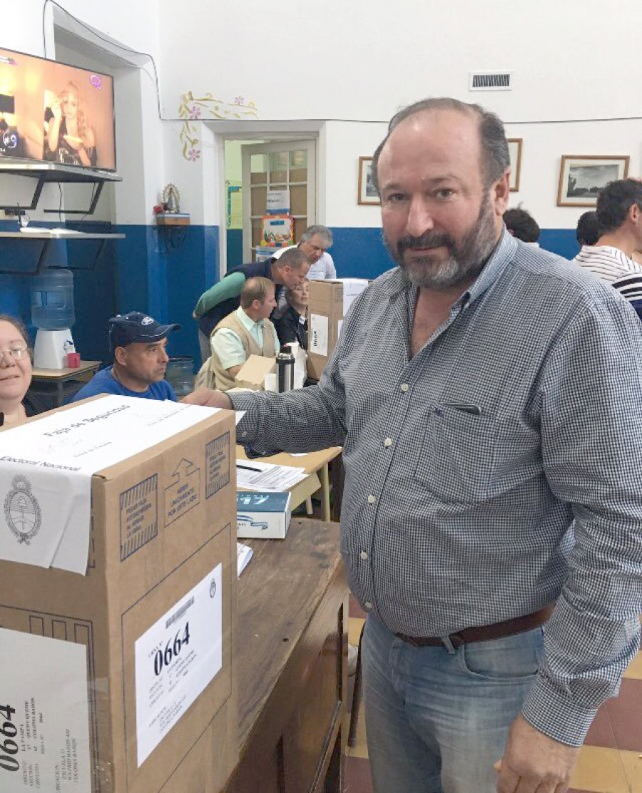 FOTO NA KRONEBERGER. Al momento de votar en las internas.