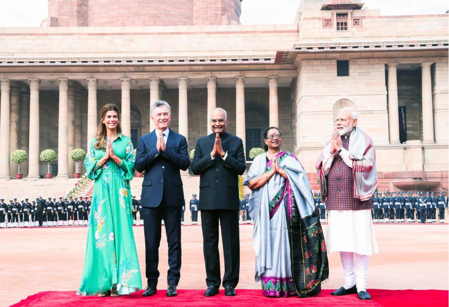FOTO NA EN LA INDIA./ Macri junto a su esposa y una de sus hijas, junto al Primer Ministro de la India y su primera dama.