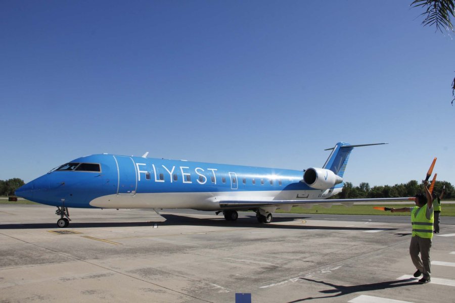 FOTO F. MELCHIORI// AERONAVE./  La unidad de Flyest en su arribo a la pista sunchalense. AUTORIDADES./ Instantes en que a trav&eacute;s de sus mensajes resaltaron el significado del acontecimiento.