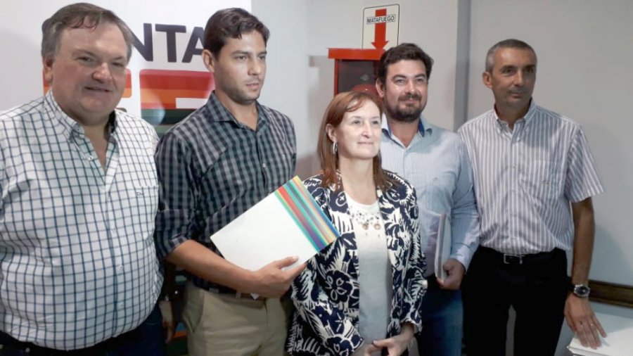 FOTO SCS// CEREMONIA./ La titular de la cartera de salud, el legislador y los profesionales que asumieron.