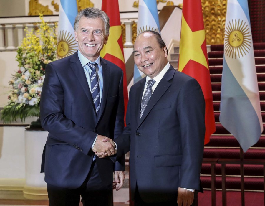 FOTO NA SALUDO FORMAL.