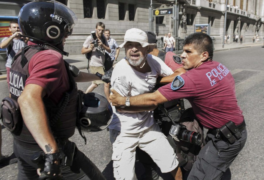 FOTO NA PRESO./ El fot&oacute;grafo de P&aacute;gina/12, Bernardino Avila, uno de los dos fot&oacute;grafos detenidos. En total, fueron 4.