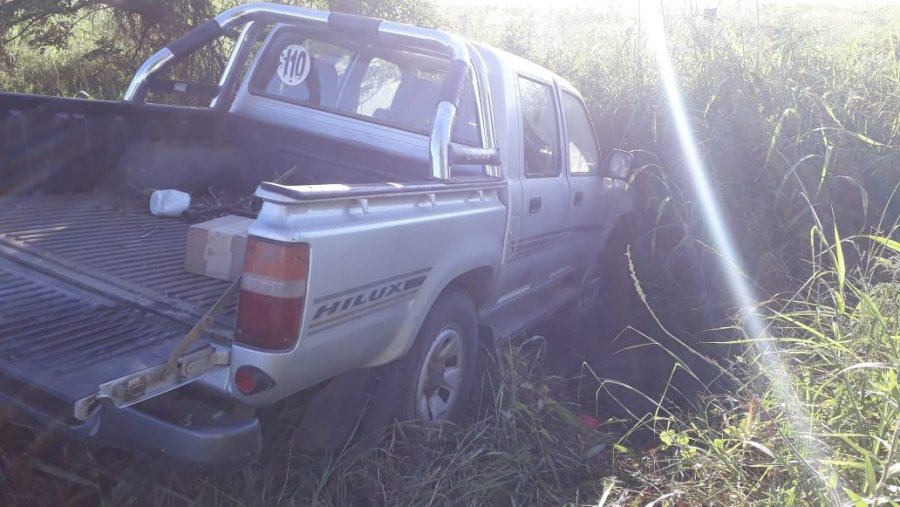 FOTO UR V TOYOTA HILUX. Qued&oacute; pr&aacute;cticamente &ldquo;incrustada&rdquo; en los pastizales.