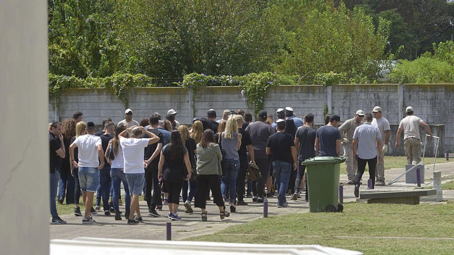FOTO INFOBAE CEMENTERIO JUDIO DE LA TABLADA. La ceremonia se demor&oacute; porque la madre de Natacha deb&iacute;a ser jud&iacute;a para poder ser inhumada all&iacute;.