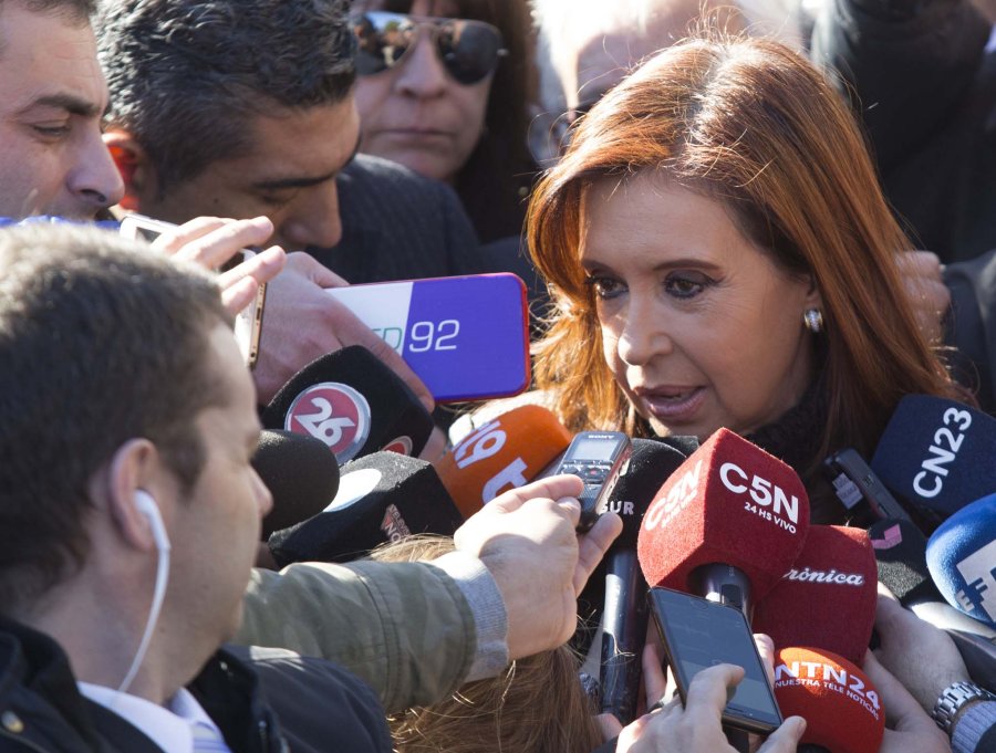 FOTO NA// CRISTINA FERNANDEZ DE KIRCHNER./ La exmandataria efectuando declaraciones a medios period&iacute;sticos.