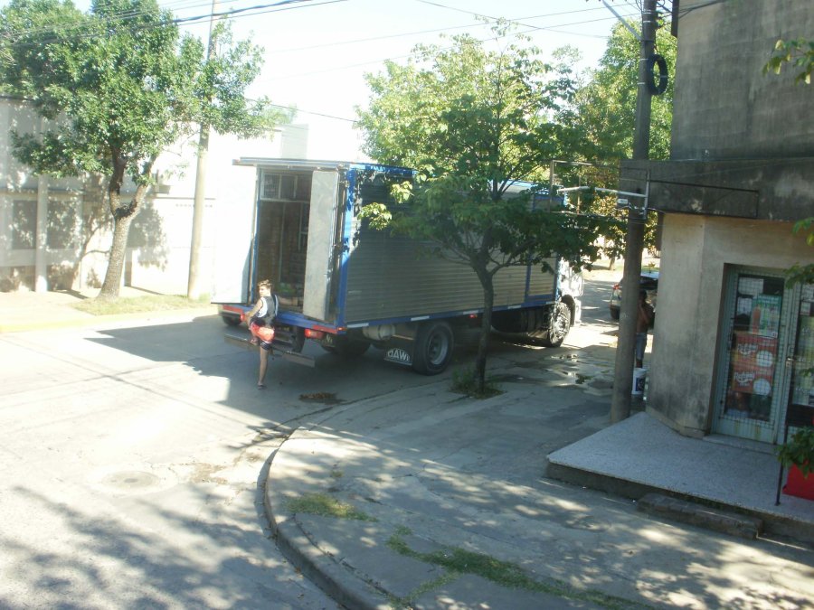 ESTACIONAMIENTO./ El cami&oacute;n impide el paso de los &oacute;mnibus.
