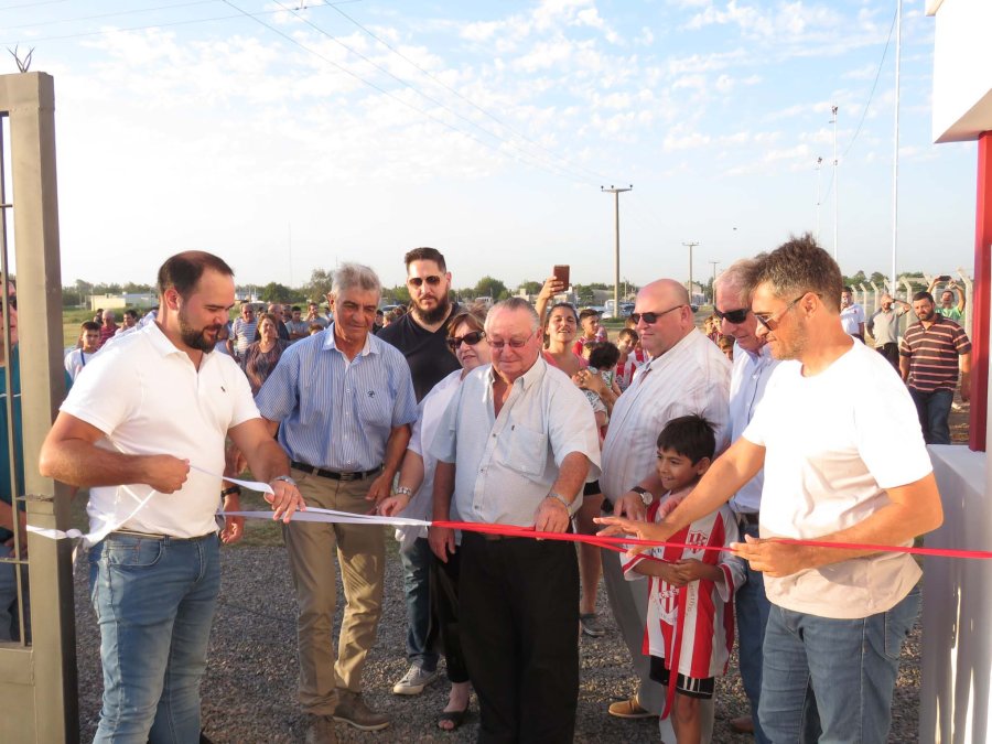 FOTO PRENSA MUNICIPALIDAD// CINTAS./ Las autoridades llevaron adelante la tradicional ceremonia. PRESENCIA./ Una nutrida cantidad de público se hizo presente en el significativo acto.