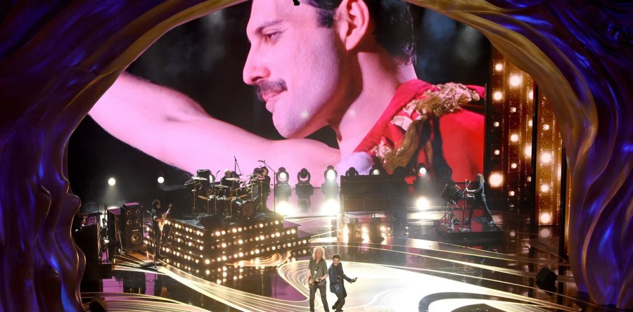 FOTO CLARIN// APERTURA./ Brian May y Roger Taylor durante el fant&aacute;stico inicio de la transmisi&oacute;n.