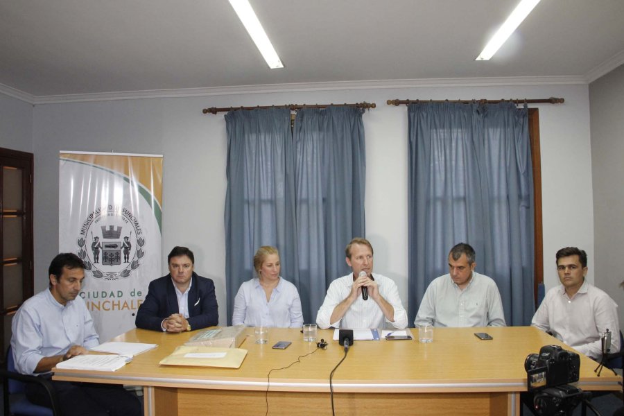 FOTO F. MELCHIORI// APERTURA DE OFERTAS./ La ceremonia tuvo lugar ayer por la ma&ntilde;ana en el Sal&oacute;n Azul.