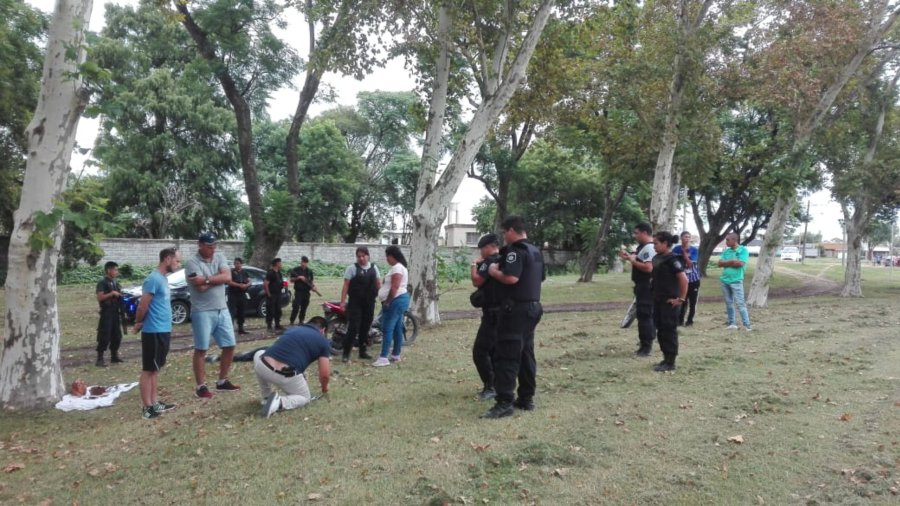 FOTO BOA V TAREAS. Personal Antinarc&oacute;ticos supervisa las requisas en el Parque Villa Podio.
