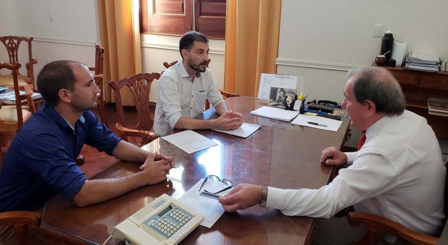 FOTO PRENSA COMUNA// ENCUENTRO.//Un instante de la reciente audiencia con el titular de la cartera de Obras P&uacute;blicas. TURISMO./ Se acordaron acciones de capacitaci&oacute;n y perfeccionamiento en la especialidad.