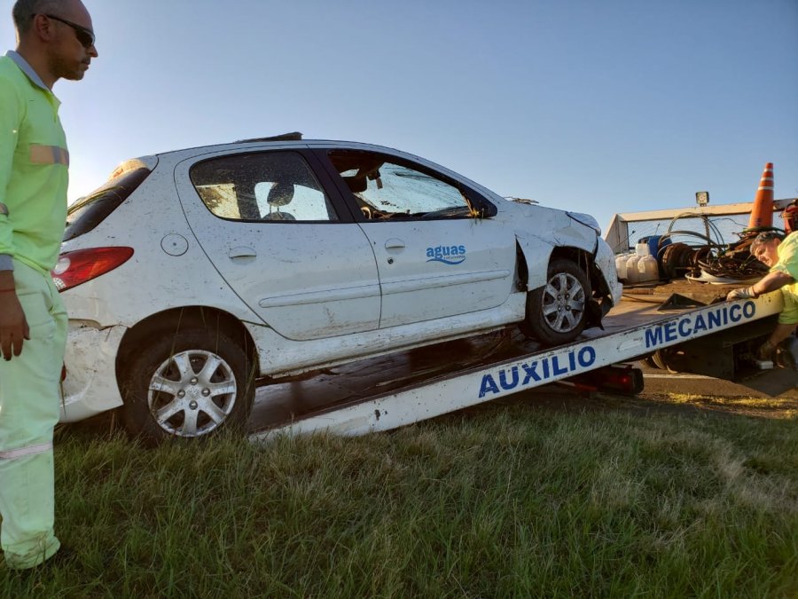 FOTO LA OPINION RETIRAN EL VEHICULO. El Peugeot 207 que conduc&iacute;a Mar&iacute;a Nazaret Cornaglia.