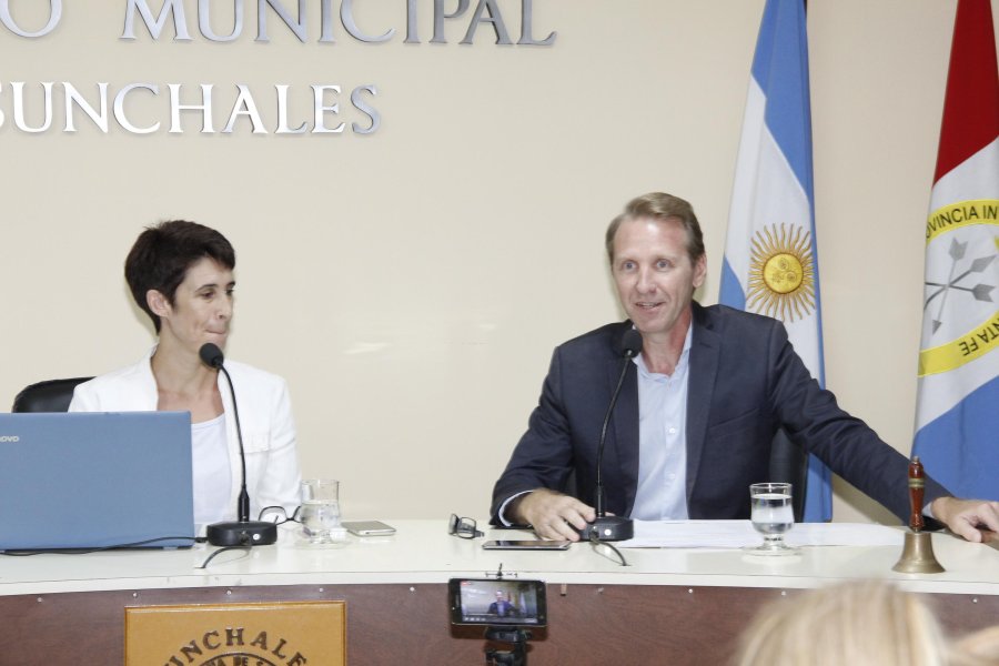 FOTO F. MELCHIORI// MENSAJE./ Andrea Ochat, sigue con atenci&oacute;n la exposici&oacute;n de Gonzalo Toselli.