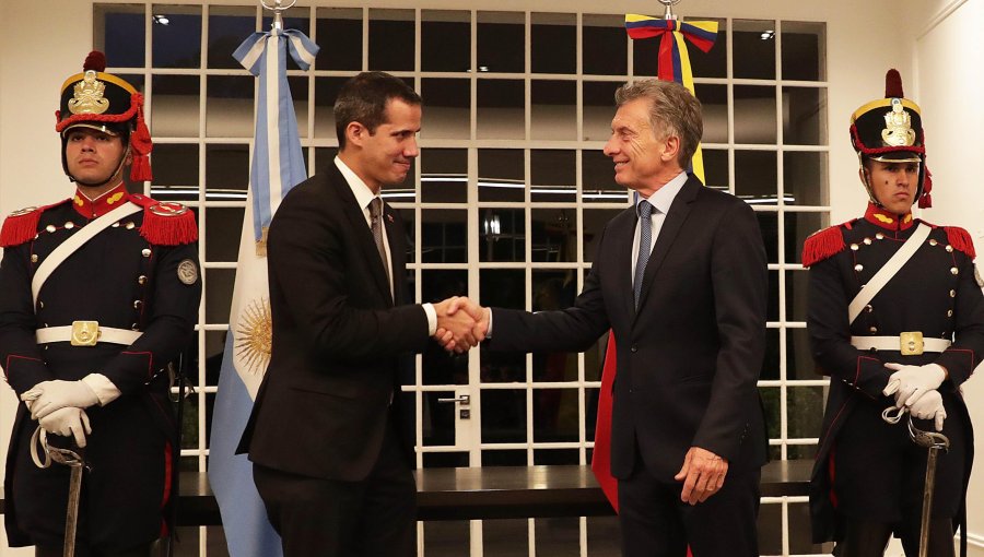 FOTO NA DE GIRA./ Macri y quien reclama el Gobierno de Venezuela.