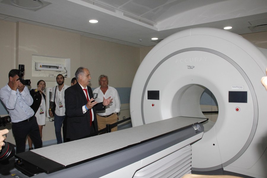FOTO F. MELCHIORI// MIGUEL MU&Ntilde;OZ./ El director m&eacute;dico del COS explica a las autoridades el funcionamiento del Tomotherapy HDA. DECLARATORIA./ El intendente Toselli entreg&oacute; una copia a Ponce. OBSEQUIOS./ Omar Perotti entreg&oacute; dos banderas.