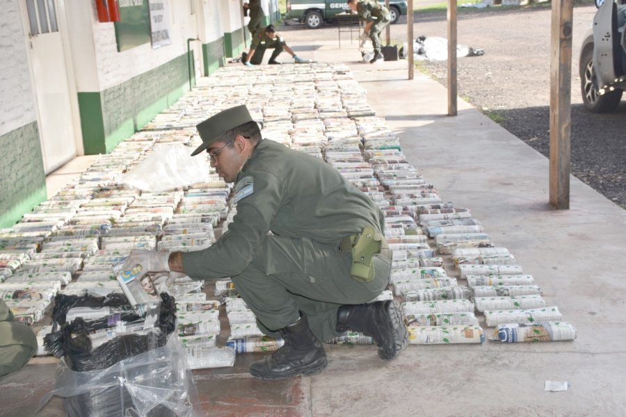 FOTO GNA CASI MEDIA TONELADA. Un gendarme recuenta los 990 paquetes ocultos con hojas de coca.