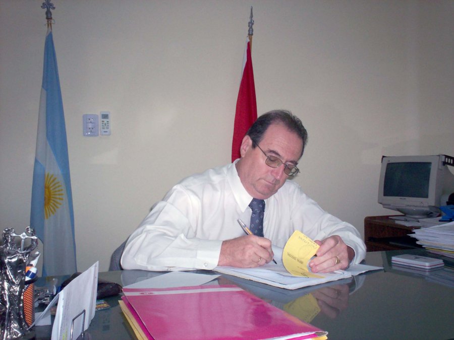 RAUL F. CURTI./ Cuando ejerc&iacute;a sus funciones como Juez de Paz.