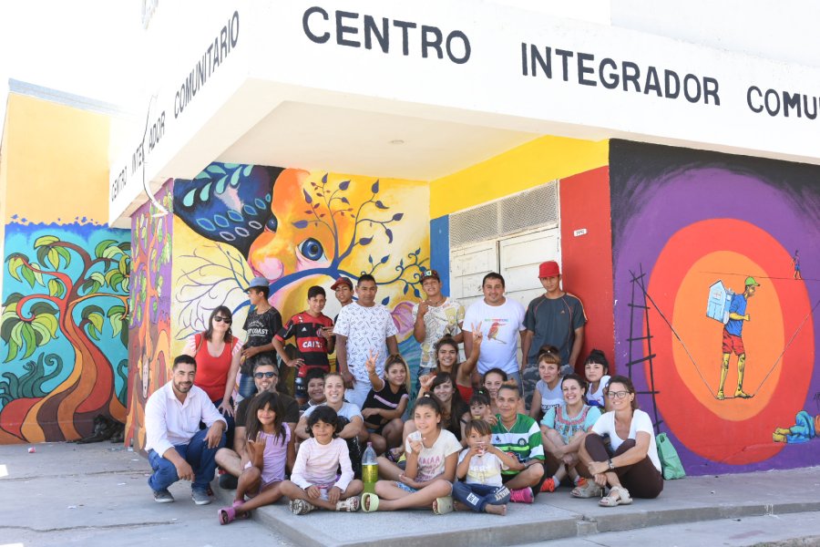 FOTO CP// FRENTE AL CIC// El equipo que ejecut&oacute; los murales.