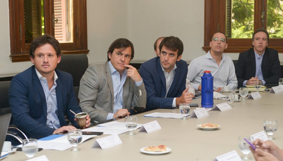 FOTO INTERNET REUNION. Parte de integrantes de la Comisi&oacute;n Nacional de Emergencia y Desastres Agropecuarios.
