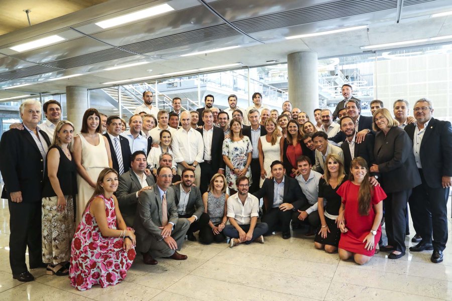 FOTO NA MACRI. Junto con miembros de su gabinete y el jefe de Gobierno porte&ntilde;o.