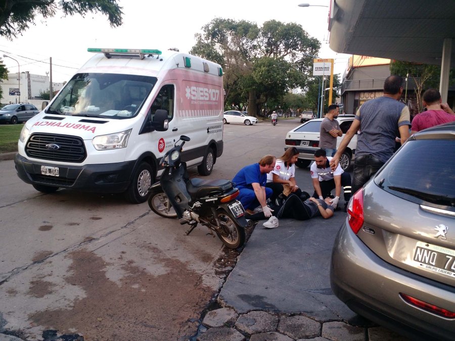 FOTO LA OPINION EN EL SUELO. La conductora de la moto sufri&oacute; s&oacute;lo traumatismo en miembros inferiores.