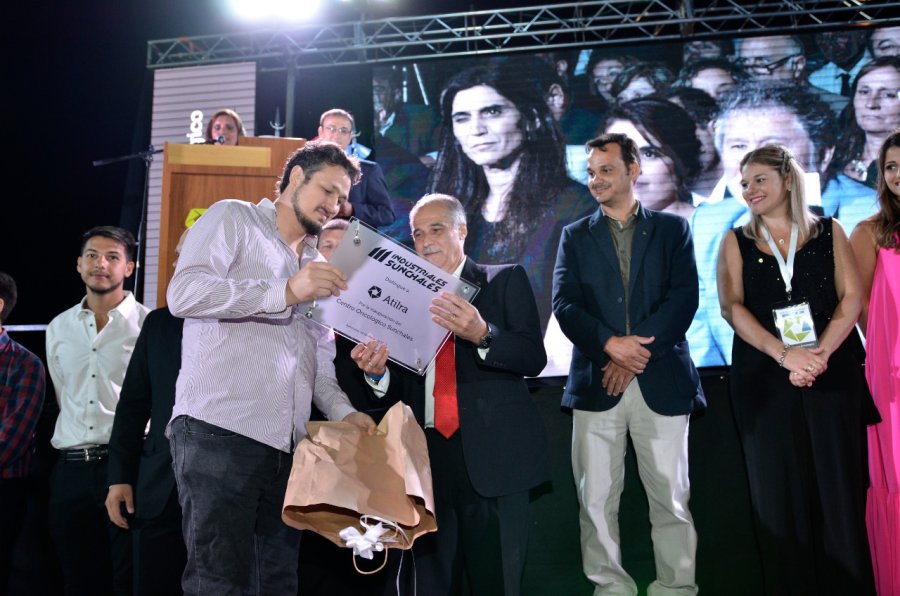 FOTO PRENSA CEIS// RECONOCIMIENTO./ Leonardo Collino entrega un presente a Miguel Mu&ntilde;oz, director m&eacute;dico del COS.