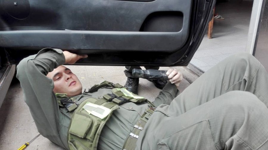 FOTO GNA SECUESTRADO. Los gendarmes junto a la droga y al can antinarc&oacute;ticos "Guli".  FOTO GNA PUERTAS. La droga se hallaba oculta en los paneles laterales del veh&iacute;culo.
