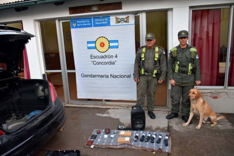 FOTO GNA SECUESTRADO. Los gendarmes junto a la droga y al can antinarcóticos 