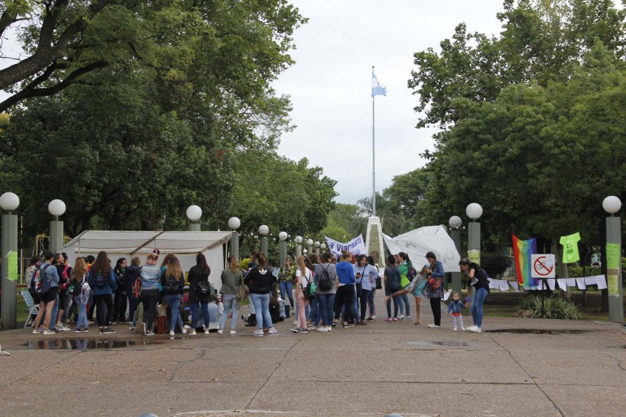 FOTO F. MELCHIORI// ACAMPE./ Apenas detenida la lluvia, se congregaron en la Plaza Libertad.