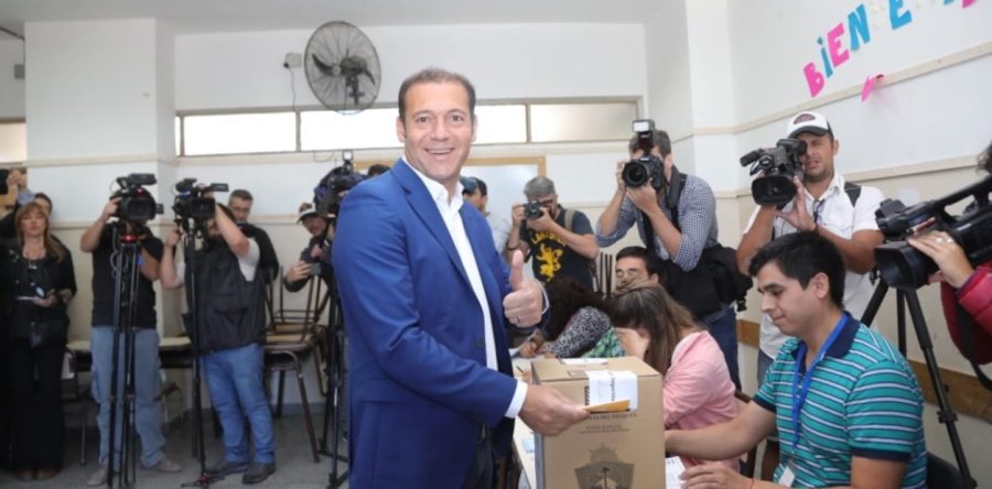 FOTO CLARIN// SUFRAGIO./ Omar Quiroga ayer por la ma&ntilde;ana cuando cumpli&oacute; con su deber c&iacute;vico. PECHI QUIROGA./ Asegur&oacute; que es la &uacute;ltima vez  que compite por la Gobernaci&oacute;n.