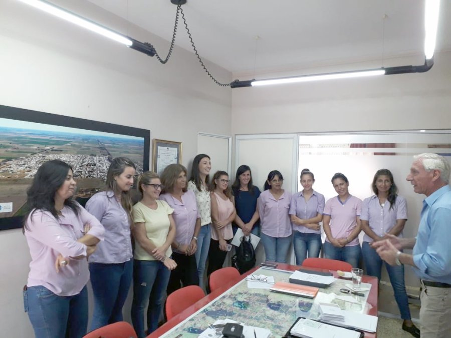 FOTO PRENSA MUNICIPALIDAD// CONMEMORACION./ Las trabajadoras del Municipio junto al jefe de gobierno local.