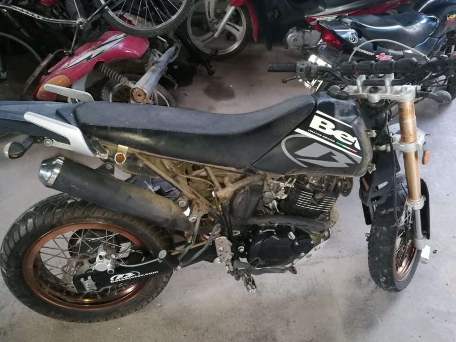 FOTO LA OPINION BETAMOTOR MOTARD. Fue arrojada a un bald&iacute;o.