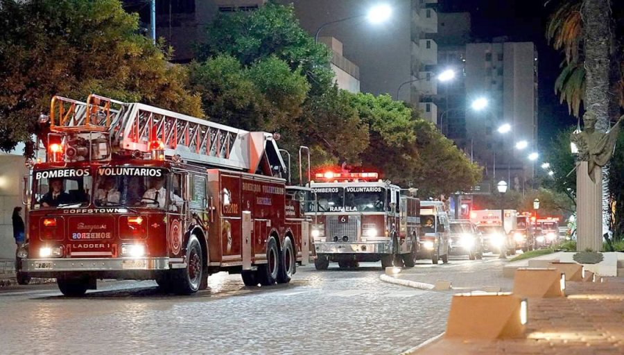 FOTO FERNANDO BIRCHNER CARAVANA. Las autobombas, la escalera, veh&iacute;culos y todo el equipamiento se mostraron en el centro de la ciudad.