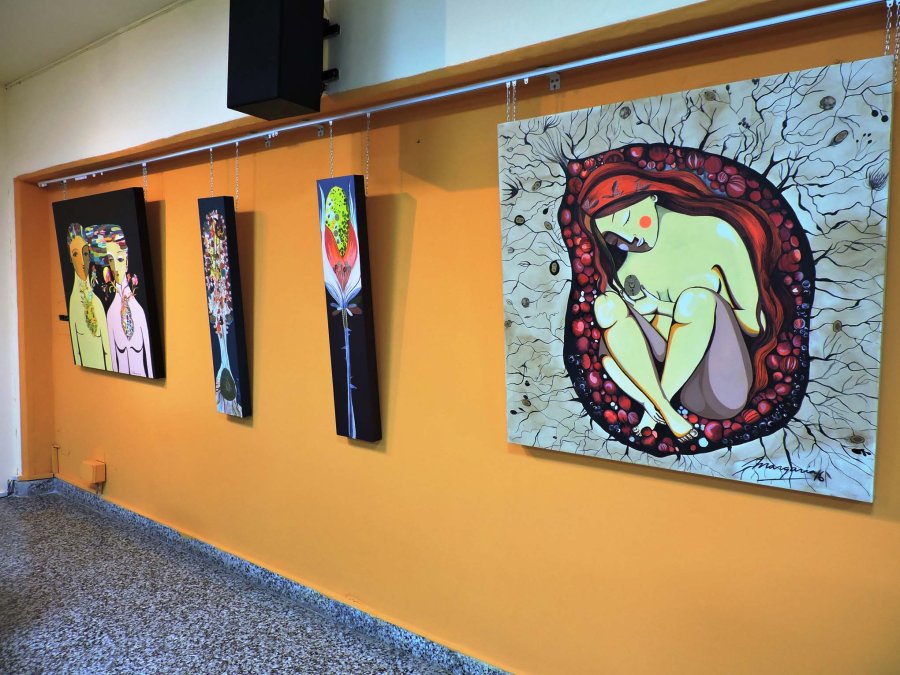 FOTO PRENSA CONCEJO// CREACIONES./ Una de las paredes del recinto tachonada por las  obras de Vanina Margar&iacute;a.