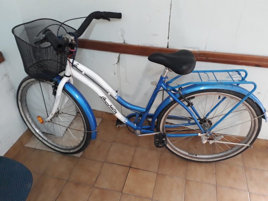 FOTO LA OPINION LA BICICLETA. El rodado era del tipo playero de dama, de color blanco con celeste.