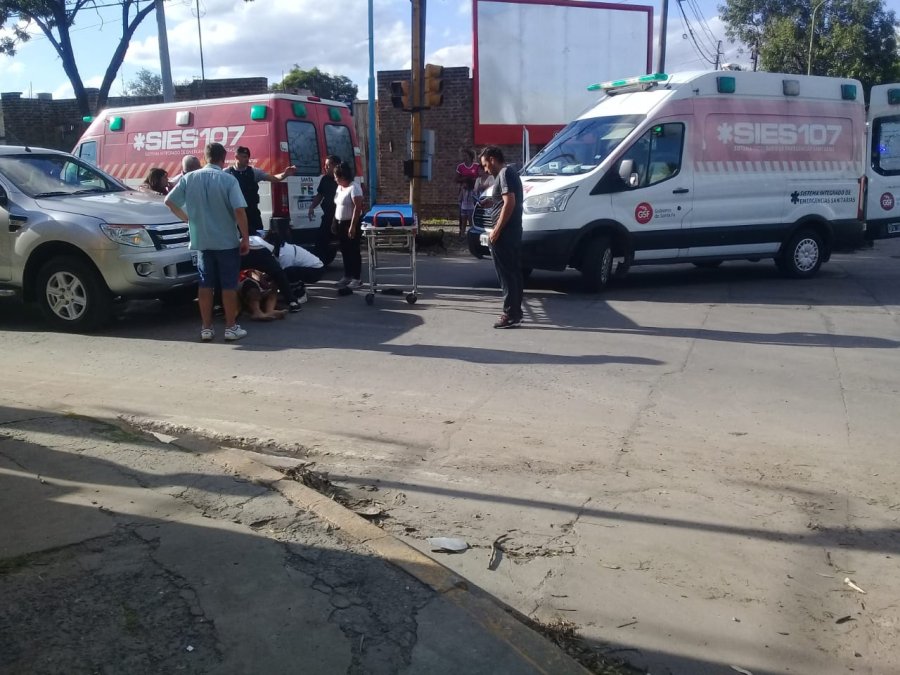 FOTO LA OPINION TRIPLE CHOQUE. Participaron una camioneta, una motocicleta y una bicicleta.