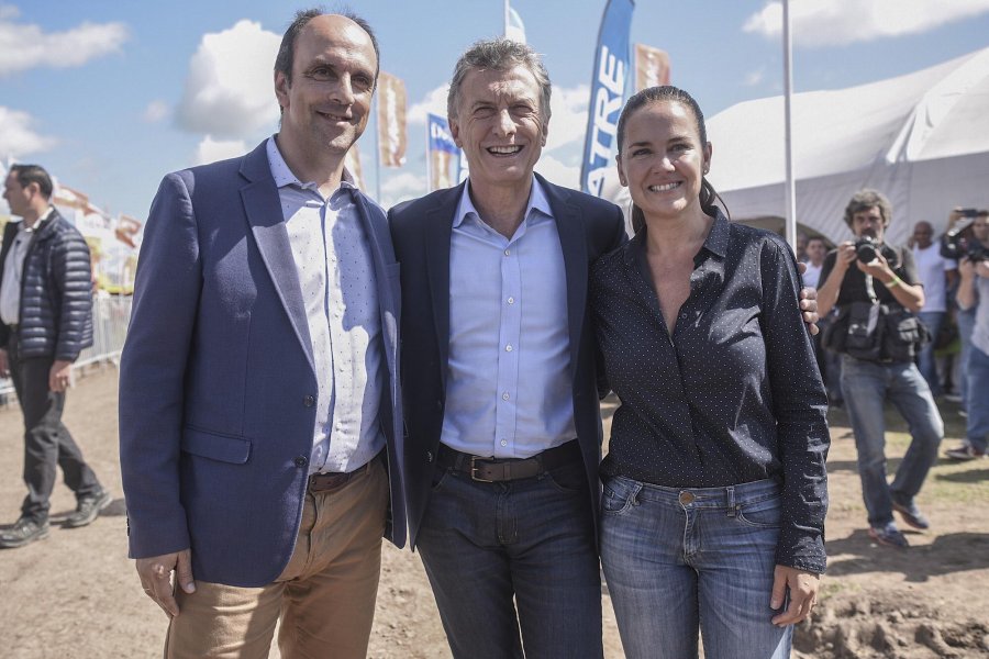 FOTO NA MACRI. Se mostr&oacute; con los candidatos a gobernador y vice de Santa Fe, Jos&eacute; Corral y Anita Mart&iacute;nez.