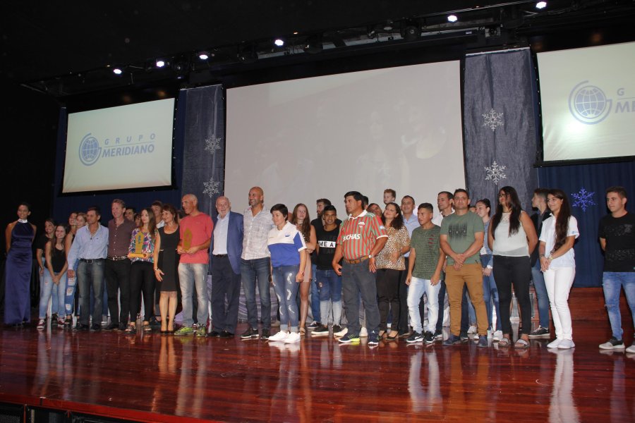 FOTO F. MELCHIORI// TODOS./ Los deportistas locales que fueron merecedores de la distinci&oacute;n en sus respectivas especialidades, foto conjunta que sell&oacute; la conclusi&oacute;n de la estupenda fiesta.
